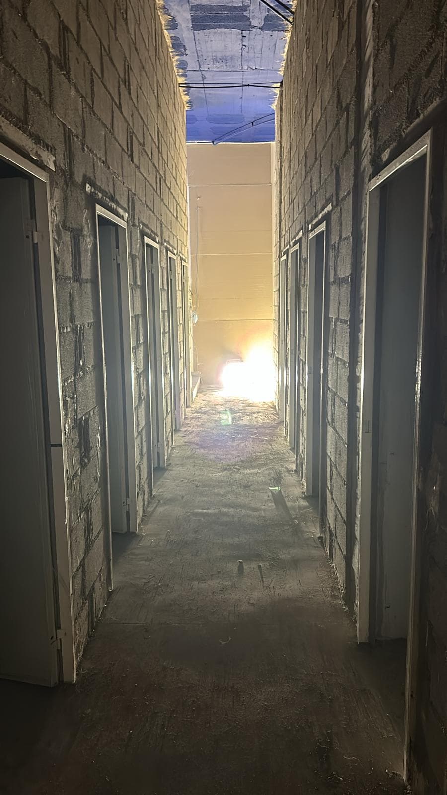 Pasillo antes de pintar, en obra