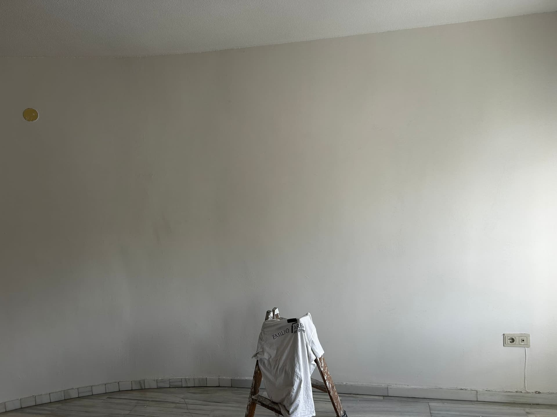 Pared curva antes de empapelar, en liso