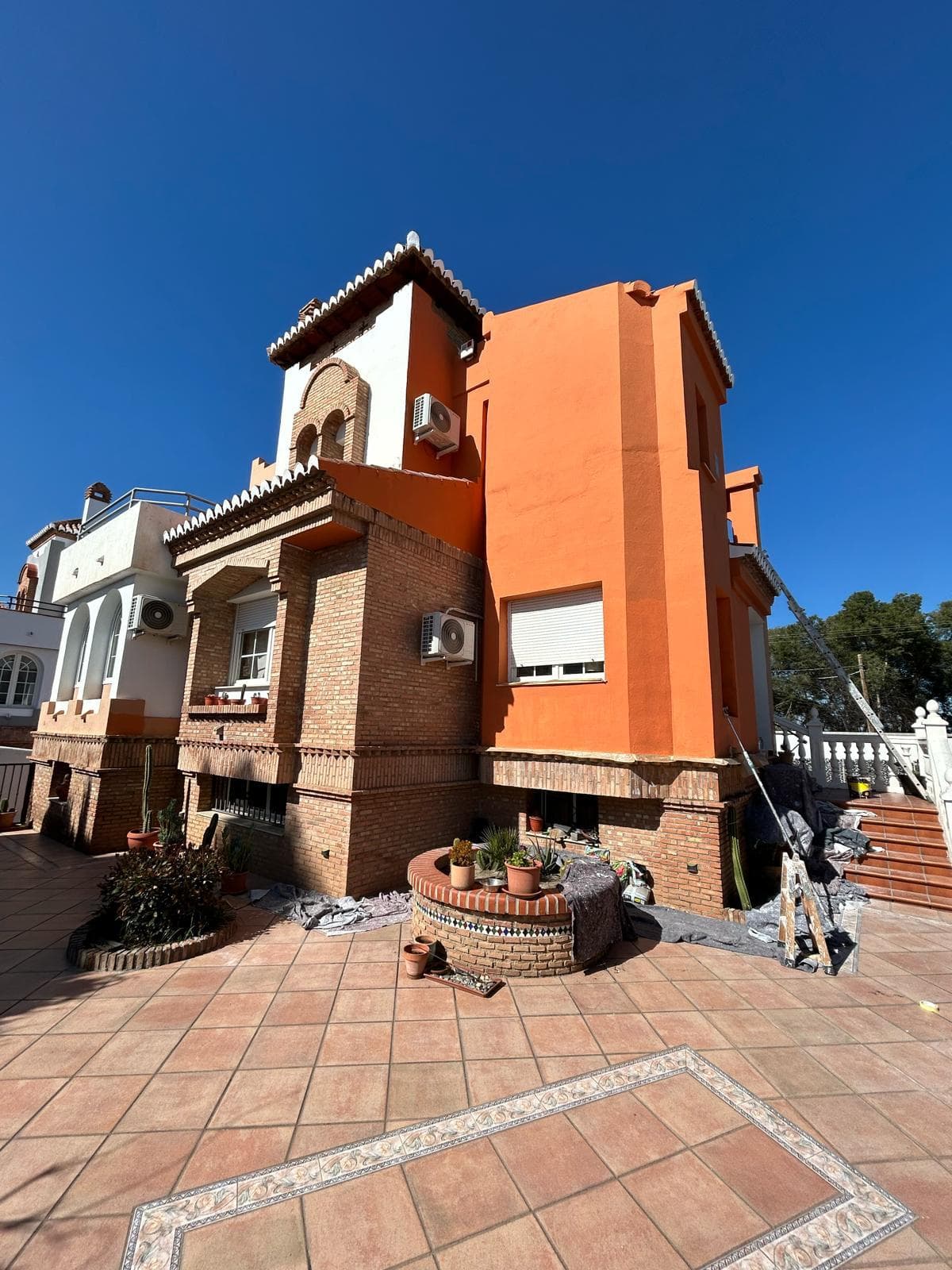 Fachada a medio pintar