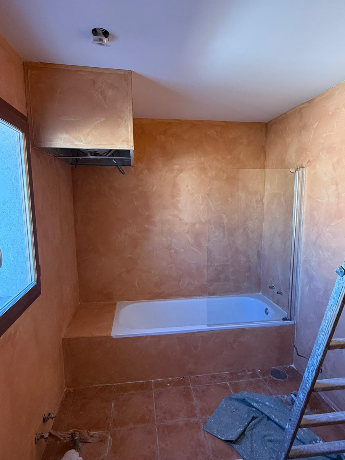 Baño con el acabado decorativo terminado
