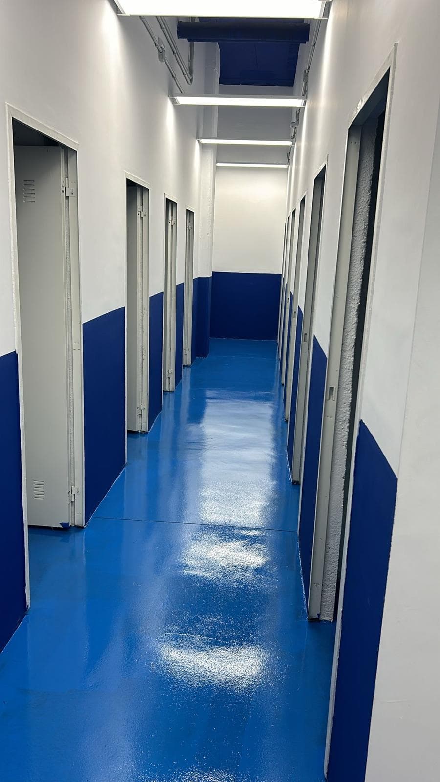 Pasillo ya pintado en blanco y azul