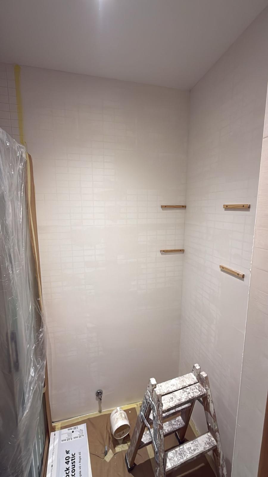 Baño en obra, con el alicatado recién puesto