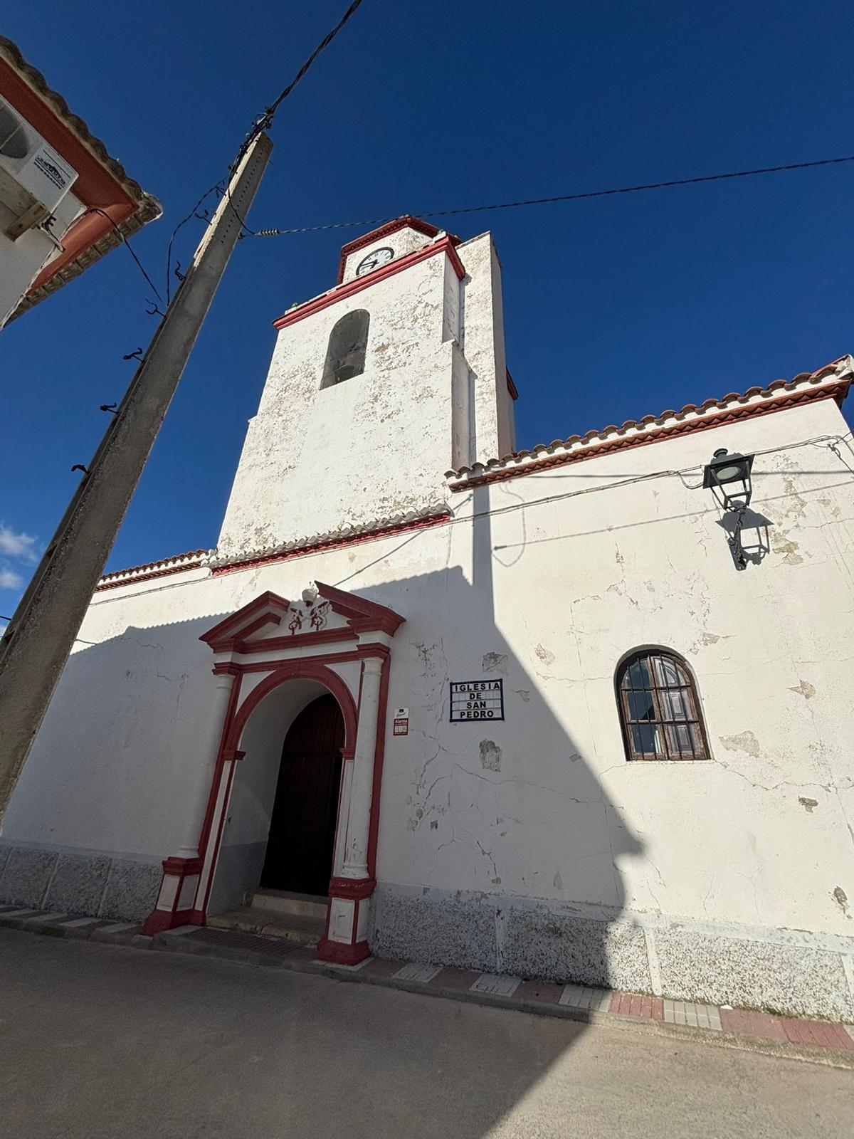Fachada de la Iglesia de San Pedro antes de restaurar, con la pintura desconchada