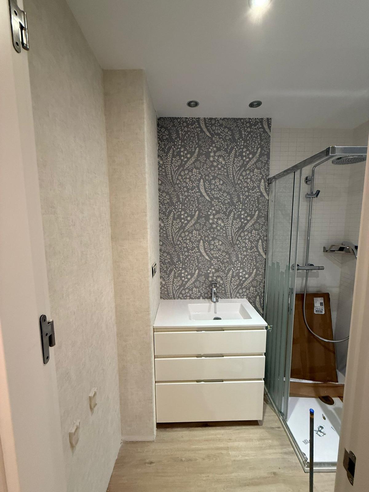 Baño terminado con papel de pared decorativo