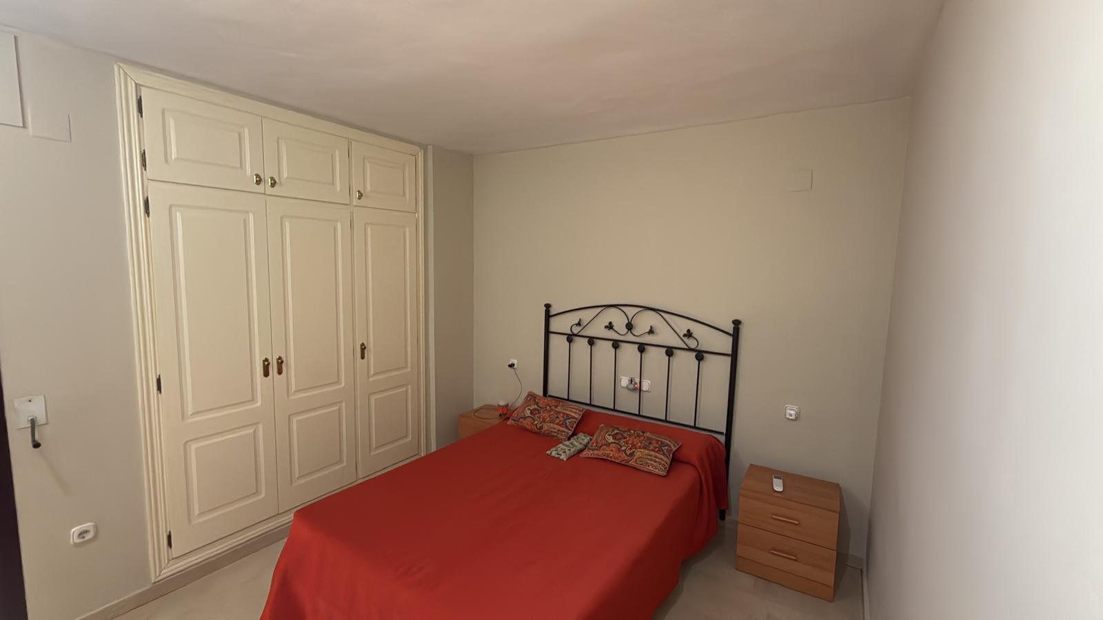 Dormitorio ya pintado y con la cama puesta