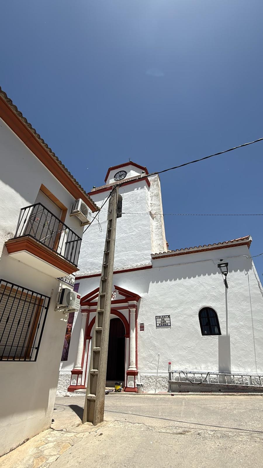 Fachada de la Iglesia de San Pedro ya restaurada y pintada de blanco